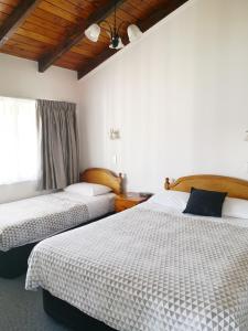 Katil atau katil-katil dalam bilik di Accommodation at Te Puna Motel