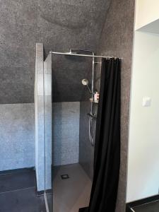 Et badeværelse på Magnifique Duplex avec Jaccuzi, Sauna et Cinema Room Privatif