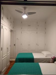 מיטה או מיטות בחדר ב-Ipanema - Apartamento para 6 pessoas a 100 m da praia