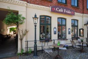 a street light in front of a cafe fifth at Hotel Cafe Frida in Bredstedt