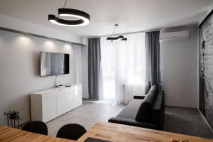 Μια τηλεόραση ή/και κέντρο ψυχαγωγίας στο APARTAMENT MODERN