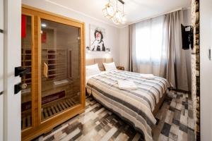 Ένα ή περισσότερα κρεβάτια σε δωμάτιο στο APARTAMENT MODERN