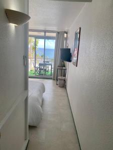 TV a/nebo společenská místnost v ubytování Black diamond condominium