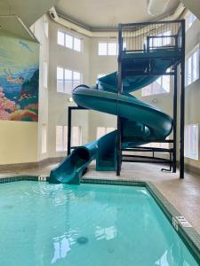 una piscina con un tobogán en un edificio en Super 8 by Wyndham Edmonton South en Edmonton