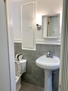 Ένα μπάνιο στο Large 7BR,4BA, Short walk to Niagara Falls