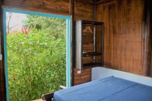 Tempat tidur dalam kamar di Casa de Bambú