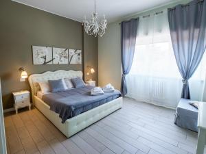 Un dormitorio con una cama grande y una lámpara de araña. en Saint Peter Welcoming Apartment en Roma