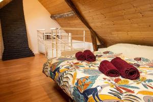 una cama con almohadas rojas en una habitación en L'escapade en baie, en Abbeville