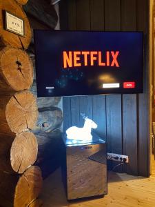 ein Netflix-Schild mit einem weißen Hirsch auf dem Stand in der Unterkunft Ruka Chalet Roma in Ruka