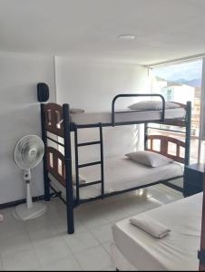 Una habitación con dos literas y un ventilador. en Edificio Excalibur, en Santa Marta