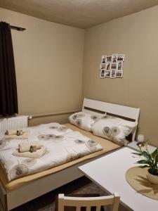 Postel nebo postele na pokoji v ubytování Pension Torgau + 7 fotografií