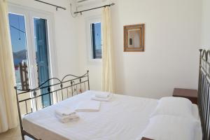 Posteľ alebo postele v izbe v ubytovaní Trypiti Sea View Apartment