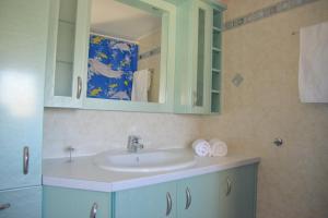 Ett badrum på Trypiti Sea View Apartment