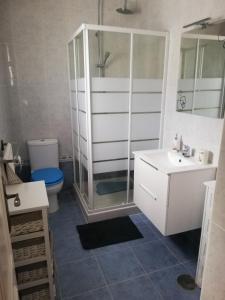 y baño con ducha, aseo y lavamanos. en Casa Rafael-Chalet con piscina privada en Chiclana de la Frontera