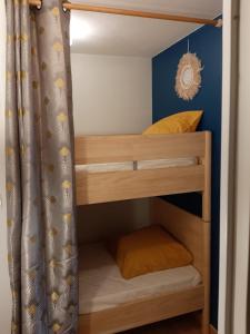 a couple of bunk beds in a room at Studio 1 - 4 pers à 300m de la plage avec vue mer in Stella-Plage