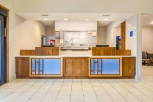 Kuchyň nebo kuchyňský kout v ubytování Holiday Inn Express & Suites Custer-Mt Rushmore