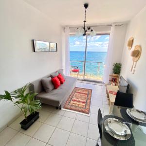 - un salon avec un canapé et une vue sur l'océan dans l'établissement F2 - Lovely two bedrooms Flat sea View, St Julians, à Tal-Għoqod