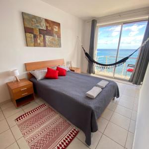 - une chambre avec un lit et une vue sur l'océan dans l'établissement F2 - Lovely two bedrooms Flat sea View, St Julians, à Tal-Għoqod