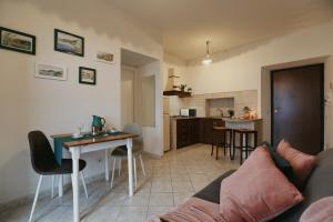 內米的住宿－Appartamento Bellavista，客厅以及带沙发和桌子的厨房。