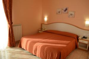 A bed or beds in a room at Hotel Moresco