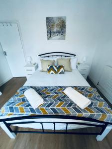 um quarto com uma cama com uma colcha em Cheerful Town House in Coventry City Centre em Coventry