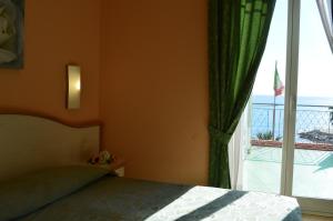 A bed or beds in a room at Hotel Moresco