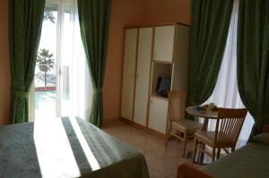 A bed or beds in a room at Hotel Moresco