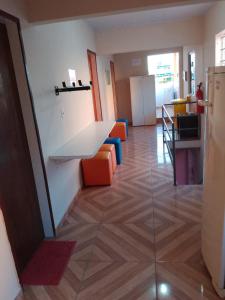 Η κουζίνα ή μικρή κουζίνα στο Dani Hostel e Suítes