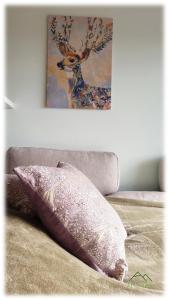 un cuscino su un letto con la foto di un cervo di Apartment THE VIEW a Zirkitz