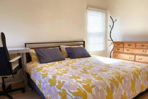 a bedroom with a bed and a desk and a chair at Spacious family oasis in silicon beach 5mins to LAX in Los Angeles