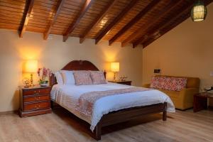 1 dormitorio con 1 cama grande y 1 sofá en Fantástico Loft Centro Histórico Quito en Quito