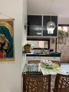 eine Küche mit einem Glastisch mit Stühlen und einer Theke in der Unterkunft Monte Castelo Gravatá in Gravatá + 47 Fotos