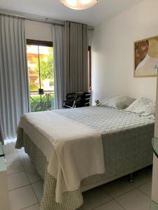 ein Schlafzimmer mit großem Bett und Balkon in der Unterkunft Monte Castelo Gravatá in Gravatá