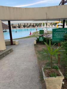 ein Schwimmbad mit Menschen, die im Wasser schwimmen in der Unterkunft Monte Castelo Gravatá in Gravatá