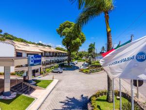 un hotel con bandera frente a una calle en Best Western Shalimar Praia Hotel, en Porto Seguro