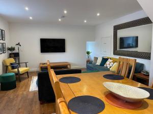 ein Wohnzimmer mit Tisch und Couch in der Unterkunft Pipeline Cottage in Dolgarrog