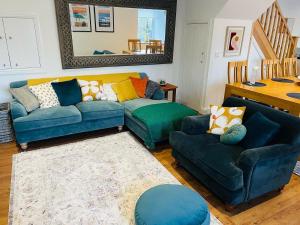 ein Wohnzimmer mit zwei Sofas und einem Tisch in der Unterkunft Pipeline Cottage in Dolgarrog