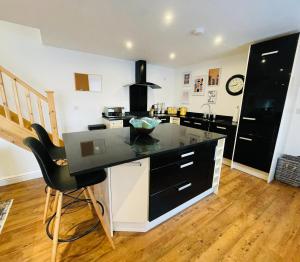 eine Küche mit einer schwarzen Arbeitsplatte in einem Raum in der Unterkunft Pipeline Cottage in Dolgarrog