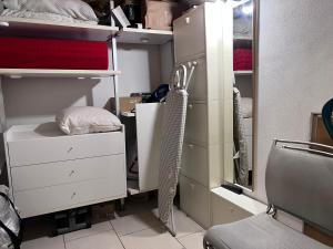 Zimmer mit einem Schrank, einem Bett und einer Kommode in der Unterkunft Casa Expo in Mailand