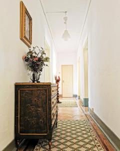 um corredor com uma cómoda com um vaso sobre ele em casa da vila em Mora