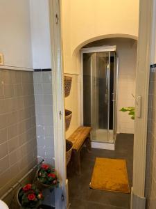 a bathroom with a bench and a walk in shower at casa da vila in Mora