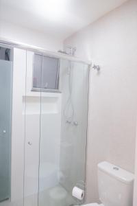 uma casa de banho com um chuveiro e um WC. em Ipanema 309 Studio no Rio de Janeiro