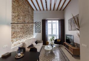 a living room with a couch and a tv at Casa Mariana - Luxury Apartment - 4 Personas in Cádiz