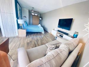 TV a/nebo společenská místnost v ubytování Oceanview Beach Block BALCONY Ocean and City View