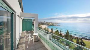 Balcony o terrace sa Crowne Plaza Sydney Coogee Beach, an IHG Hotel