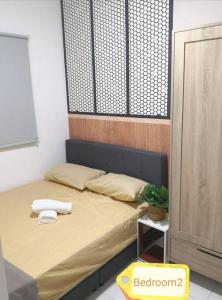 - une chambre avec un lit, une table et une plante dans l'établissement NiDaHomeStay Nilai USIM KLIA WiFi androidtv full aircond, à Nilai