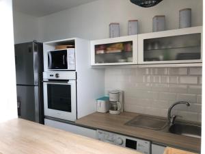 Кухня или кухненски бокс в Studio de charme VUE MER 2 personnes ENTIEREMENT RENOVÉ