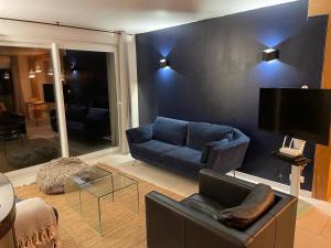 uma sala de estar com um sofá e uma televisão em Les Oyats em Camiers
