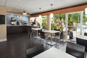 Super 8 by Wyndham Ellenton Bradenton Area tesisinde bir restoran veya yemek mekanı