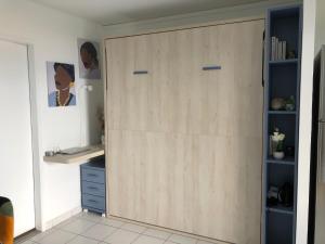 una porta scorrevole in una camera con scrivania di Studio de charme VUE MER 2 personnes ENTIEREMENT RENOVÉ a Les Trois-Îlets